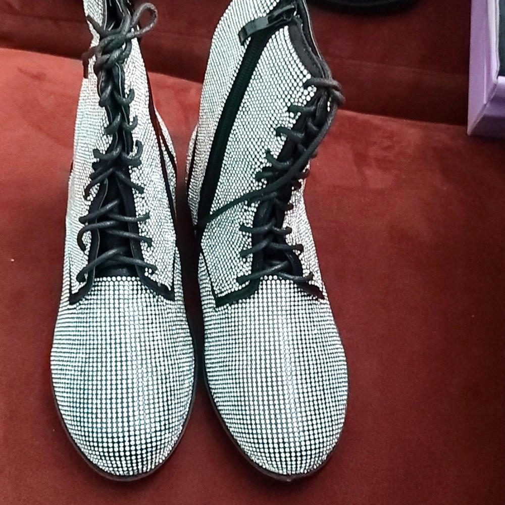 NWT Girls Rhinestone Boot Size 4